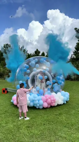 The best Bubble dome gender reveal ever.💙😍 #genderreveal #genderrevealideas #genderrevealmiami #genderrevealparty #revelaciondegenero #genderrevealdecoration #revelaciondesexo #genderrevealideas #ohbaby #heorshe 