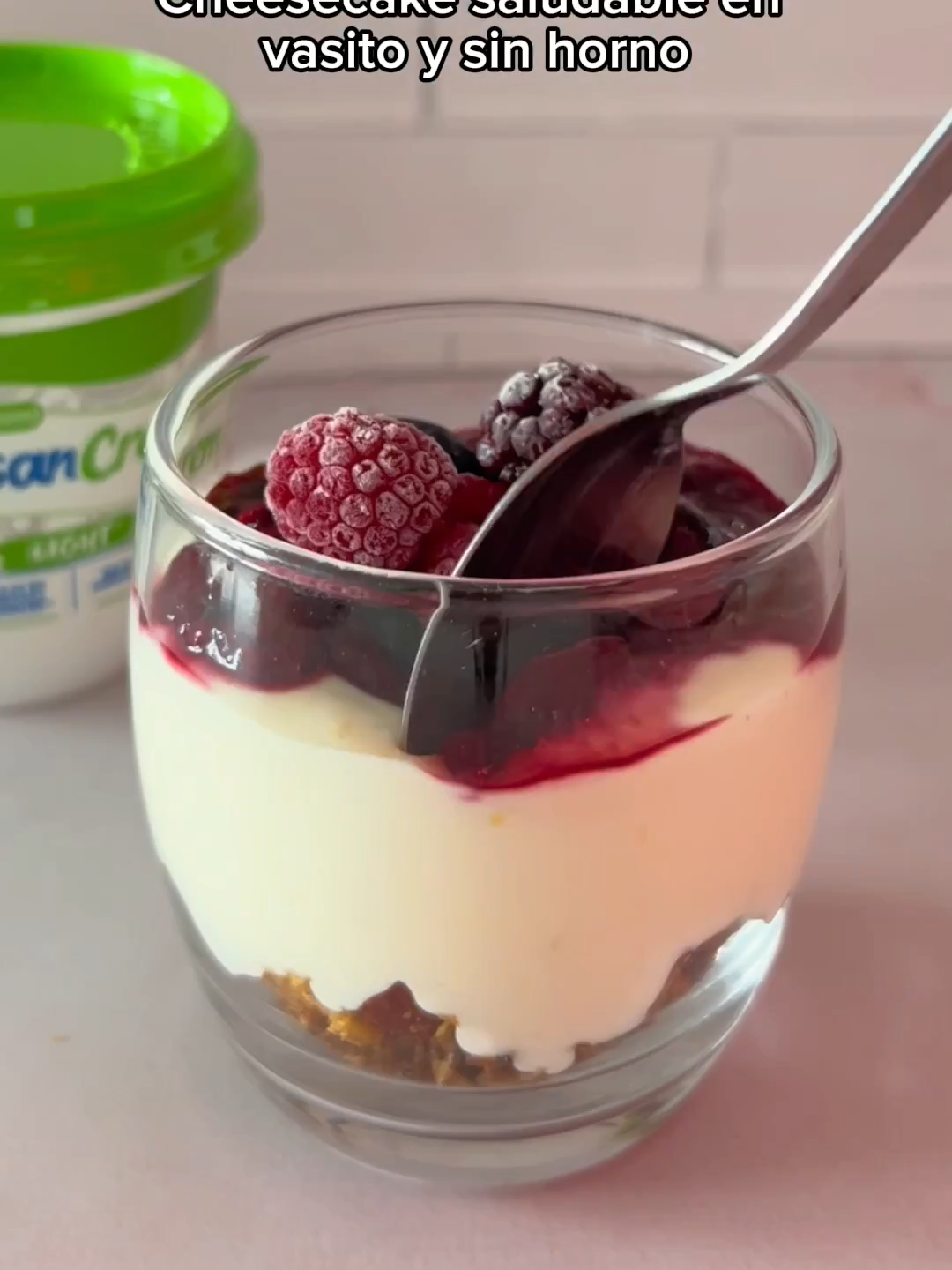 Cheesecake saludable en vasito y sin horno. Es perfecto para cuando quieras comer algo rico, fácil y express.  ✍🏼Ingredientes: Mermelada: 1 taza de frutos rojos congelados Chorrito de stevia Relleno: 2 cdas de Casancrem light libre de sellos 100 gr de yogur natural 1 cdita de stevia 1 cdita de extracto de vainilla Ralladura de limón y 1/2 limón Cantidad necesaria de granola para la base