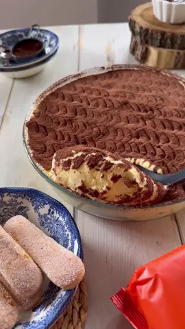 A casa mia il tiramisù è una cosa seria! E questo è il più cremoso, goloso e buono che tu possa realizzare! Lo so perché io l’ho rifatto un miliardo di volte, prima di raggiungere questo fantastico risultato 🥹! Intanto ti dico che la materia prima ci fa un sacco, ed i miei savoiardi sono i #Vicenzovo di @matilde.vicenzi , la ricetta è in collaborazione con loro 🥹 #adv Dai! Ti spiego come farlo! Ingredienti per la crema •5 tuorli (75g) •170g di zucchero semolato •50 ml di acqua    •250g di mascarpone •200ml di panna fresca da montare •2 cucchiai di marsala   In più •250g di Savoiardi #Vicenzovo •120g di crema di nocciole •200ml di caffè freddo amaro •Caco amaro qb   Preparazione Prepara lo sciroppo portando sul fuoco un pentolino con l’acqua e lo zucchero. Monitora la temperatura, dovrai raggiungere i 121 gradi. Intanto dividi i tuorli dagli albumi e dei primi pesane 75g e trasferiscili nella ciotola della planetaria. Quando lo sciroppo avrà raggiunto i 115 gradi, ci vorranno poco meno di 10 minuti, attiva la planetaria ed inizia a montare i tuorli. Una volta raggiungi i 121 gradi spegni lo sciroppo e, continuando a montare, versalo a filo sui tuorli. Continua a montare le uova a velocità media finchè la ciotola non sarà fredda e la montata di nuova non sarà diventata chiara e spumosa (ci vorranno circa 15 minuti). Aggiungi poi a mano con una spatola prima il mascarpone e poi la panna semi montata, fai movimenti dall’alto verso il basso per non smontare il composto. Per ultimo aggiungi il marsala. Trasferisci la crema in frigo una ventina di minuti prima di assemblare il tiramisù. Procurati una pirofila e stratifica i Vicenzovo bagnati nel caffè freddo con la crema di uova e la crema di nocciole. Fai due strati e poi richiudi bene e lascia in frigo almeno una notte. Prima di servirlo spolvera con il cacao amaro e decora a piacere.   #vicenzovo #matildevicenzi #tiramisù #tiramisùallacremadinocciole 