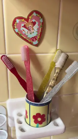 Deadstock sparkly toothbrushs! Perfect for my vintage bathroom ✨✨✨ #vintage #vintagevibes #vintagebathroom #apartmenttour #deadstock #deadstockvintage #toothbrush 
