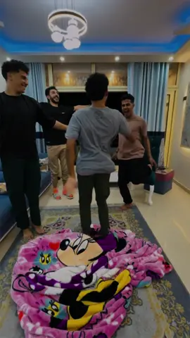 عندنا امتحان بكرا :  انا وصحابي فالسكن 😂