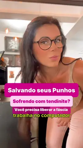 Se vc sofre com dores no punho vc precisa dessas 4 coisas. Alongar a região Liberar a fáscia Usar gelo Fortalecer a musculatura A tendinite é chatinha pra sair do foco de inflamação. Não desista Faça religiosamente essas 4 coisas Vc vai melhorar #tendinite #dornopunho #pilates #exercicioemcasa 