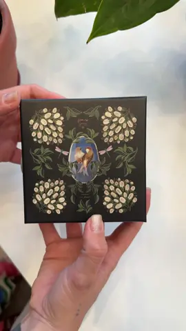 Nova estampa vela da FARM com 50% OFF 🖤 >> vela cheirinho de FARM jardim ref. 328317 São 4 estampas disponíveis! De R$198 por R$99 + frete grátis nas compras acima de R$250 usando o código de vendedora A798 ao finalizar a compra!  #Adorofarm #farmrio #farmete #farmetesdeplantao #loucasporfarm #cupom #codigovendedora #desconto #comprasonline #estampa  #dicasdacarol #provadorfarm #farmriolover #codigofarm #cupomfarm #desocontofarm #tonoadorofarm