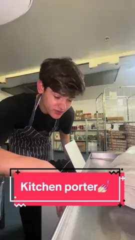 “En otros países se dice ‘el que lava los platos’, pero aquí en Irlanda se llama kitchen porter, alias KP. 🧼🚮 Pero finalmente es el mismo trabajo con nombres distintos. 😅 Durante mi break, aprovecho para estudiar inglés, con papeles por todo mi lugar de trabajo. 📚📝 Y para cerrar con broche de oro, una deliciosa torta rosa. 🍰🎂 Lo mejor siempre se deja para el final. 🌟 #benjairlandes #KitchenPorter #LatinoEnIrlanda #AprendiendoInglés #VidaEnIrlanda #benjamairr”
