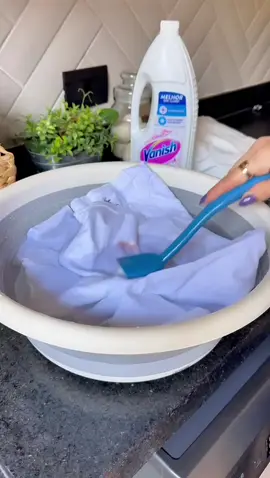 Frio = vontade de tomar aquele vinho, né? Não precisa trocar a roupa branca para fugir das manchas, nãaao! Fica aqui que te ensinamos como tirar as manchas de vinho. #arraialtiktok #festajunina #saojoaonotiktok #saojoao #manchas #CleanTok #rotinadelavanderia #vinho #winetok Beneficios em condições testadas. Leia atentamente o rótulo antes de usar o produto.