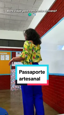 Nossa viagem pelo continente africano começou com a confecção de um passaporte! Os pequenos ficaram muito empolgados para enchê-lo de carimbos! Entre no meu grupo de profs no WhatsApp e acompanhe essa aventura! A aula faz parte do projeto “África: um continente diverso”, que trabalha uma educação antirracista aliada à imaginação e à diversão, elementos fundamentais para a minha Pedagogia do Entusiasmo! A ideia é trabalhar civilizações africanas a partir do livro “Entre, corra e pule: aventuras (nada) virtuais pela África” e o legado africano no Brasil! Acompanhe o projeto! Já pensou em como adaptar essa atividade para a sua turma? 👉🏽 Estou compartilhando os planos de aula no meu grupo profs do WhatsApp, entre no meu perfil e clique no 🔗 azul para fazer parte! Descrição: Sou uma mulher negra de pele clara, tenho cabelos cacheados e uso óculos. Estou sorrindo e falando em um microfone de cabeça dentro de uma sala de aula. Visto uma blusa amarela com estampa de folhagens e calças azuis. #AulaDeHistoria #HistoriaDaAfrica #SalaDeAula #Educacao #EducacaoAntirracista #Antirracismo #Professores #Alunos #Professora #Escola #metodologiasativas 