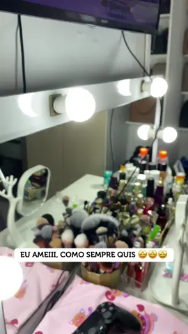 Minha penteadeira já tinha led mas achava fraquinho, então pedi pra meu noivo colocar umas lâmpadas e ficou assim, perfeitaaaa 🤩🤩 #penteadeiracamarim #penteadeira #saojoaonotiktok #fyp 