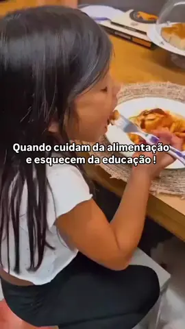 Quando os pais cuidam da alimentação e esquecem da educação…. . Sophia, filha da Maíra Cardi com Arthur Aguiar, chamando o celular do seu cozinheiro particular de “pobre”. . #telefonedepobre #mairacardi #arthuraguiar #educação #respeito #respeitoaoproximo #respeitoacimadetudo #cozinheiro 