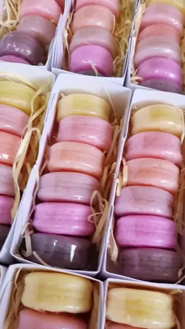 Sabonete de macarrons para dar de lembrancinha ✨️ O pedido mais fofo que já teve por aqui 💖 #lembrancinha #lembrancinhaspersonalizadas #saboaria #presentescriativos #sabonete 