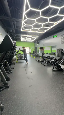 Come clean the gym with me #fyp #foryoupage #contentcreator #tiktok #Fitness #columbus #columbusohio #gymshark #gymsharkwomen #oncloud #CapCut #timelapse #CleanTok #satisfying #cleaning #closingshift #oddlysatisfying 
