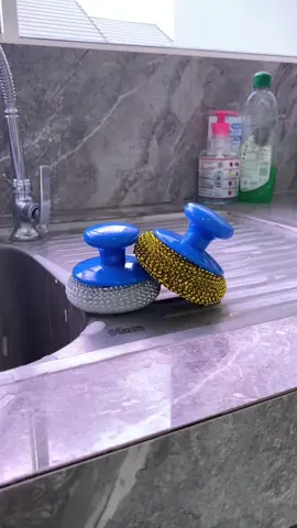 Mencuci piring, panci dan alat makan lainnya tanpa khawatir tangan iritasi terkena sabun, bisa? Bisa dong! Dengan sabut gagang genggam dari Kleaner yang tersedia dalam 2 warna  ------------- #sabut #cucipiring #sabutcucipiring #spons #kleaner 