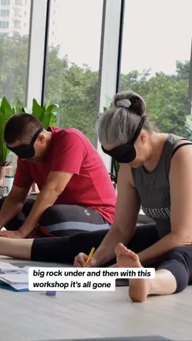Jal Workshop! Unwind your senses through blindfold dynamic meditation. #livemorewithjal #jalyogapakubuwono #yogajakartaselatan 