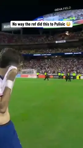The referee left Christian Pulisic hanging after the game 🤯 #SummerOfStars #CopaAmericaOnFox #usa #usmnt #Soccer #wild #referee #hanging 
