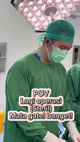Yul follow untuk konten edukasi yang fun seputar kesehatan tulang sendi dan lutut Saat melakukan operasi mata, menjaga sterilisasi tangan adalah sangat penting untuk mencegah infeksi. Jika tangan Anda gatal, berikut adalah beberapa langkah yang bisa diambil untuk memastikan tangan tetap steril: 1. **Jangan Sentuh Wajah**: Hindari menyentuh wajah atau area yang gatal dengan tangan yang sudah steril. 2. **Gunakan Perawat**: Mintalah bantuan perawat atau asisten operasi untuk menggaruk atau mengusap area yang gatal dengan alat steril atau dengan cara yang tidak mengganggu sterilisasi. 3. **Ganti Sarung Tangan**: Jika sangat mendesak dan Anda harus menggaruk sendiri, lakukan dengan alat steril dan kemudian segera ganti sarung tangan Anda dengan yang baru dan steril. 4. **Pakai Steril Dressing**: Sebelum operasi, pastikan area tangan yang mungkin terkena gatal dilapisi dengan dressing steril sehingga jika perlu disentuh, tidak langsung mengenai kulit. 5. **Hindari Penggunaan Obat**: Jika rasa gatal disebabkan oleh alergi atau reaksi lain, pastikan untuk berkonsultasi dengan dokter atau ahli medis sebelum operasi untuk mendapatkan solusi yang tepat. Tetap menjaga prosedur sterilisasi dan meminimalisir gangguan adalah kunci untuk mencegah kontaminasi selama operasi.  #parodi  #edukasi #orthopaedi #kesehatantulang  #dokter #dokterbedah