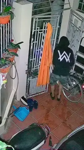 Mùa Euro anh em chú ý khoá cửa cẩn thận, khu gần nhà mình hôm qua có a Alan Walker ghé thăm, từ nay a là Alan Biker rồi #euro #warning 