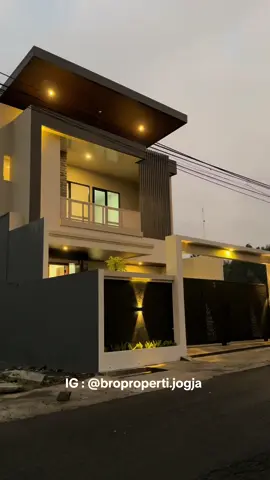 FOR SALE  RUMAH MEWAH DESAIN MODERN KONTEMPORER DI JOGJA UTARA  Lokasi : Jalan Kaliurang Km 13 Sukoharjo Ngaglik Sleman Yogyakarta Spesifikasi : - Bangunan 2 Lantai Mewah - ⁠Luas Tanah 169 m2 - ⁠Luas Bangunan 205 m2 - ⁠Kamar Tidur 4 + 1  - ⁠Kamar Mandi 3 + 1 - ⁠Ruang Tamu - ⁠Ruang Keluarga - ⁠Ruang Makan - ⁠Ruang Cuci Jemur - ⁠Dapur Mini Bar - ⁠Carport 2 Mobil - ⁠Garasi 1 Mobil - ⁠Taman  - Balkon Dll Bonus : Canopy Kaca dan kitchensett Lengkap Lokasi Strategis : - Akses Mobil Simpangan - ⁠Dekat SPBU , Swalayan Dan pusat kuliner - ⁠7 menit ke kampus UII Terpadu Legalitas Lengkap SHM dan PBG Harga 2,5 Miliar nego  BERMINAT? Info Lengkap dan Survei Hubungi : ☎️ 0858 9456 1918 ( WA / TELVON ) ☎️ 0858 9456 1918 ( WA / TELVON ) info tanah dijual @brokertanahjogja Matur Suwun  ____________________________________ #rumahjalanpalagan  #rumahjalankaliurang  #rumahdalamperumahanjogja  #rumahdalamperumahanelit  #perumahanelitjogja  #perumahanelit  #rumahjogjadijual  #rumahmewahjogja  #rumahmewahjakal  #rumahmewahmurah  #rumahtanahluasjogja  #rumahdalamperumahansleman  #jualrumahjogja  #jualrumahyogyakarta  #jualrumahmewahjogja  #inforumahjogjasleman  #infojualrumahjogja  #rumahjakal  #rumahcondongcatur  #rumahelitjogja  #rumahdijualdijogja  #jualrumahjogjamewah  #bropropertijogja  #updaterumahjogja  #propertyrumahjogja  #rumahdalamclusterjogja  #rumahdijualjogja  #rumahjogja2024  #jualbelirumahjogja  #jualbelirumahyogjakarta 