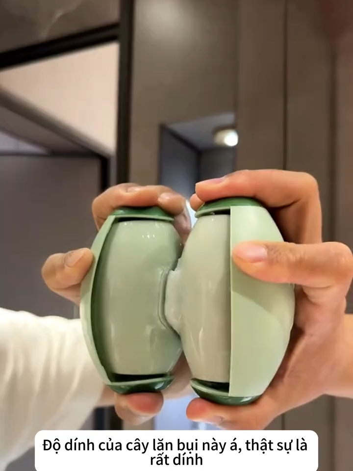 Độ dính của cây lăn bụi này á, thật sự là rất dính. Đối với loại lông này, bạn chỉ cần lăn qua hai lần là sạch luôn. Tóc rụng trên giường, lông chó mèo trên ghế sofa, đều dễ dàng xử lý.#xuhuong