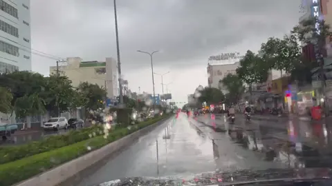 Nghe nói lái xe khi trời đang mưa và nghe bài nhạc mình thích thì tâm trạng cũng dễ chịu hơn thì phải🤭