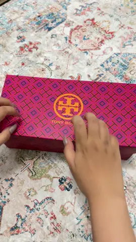 unboxing tory burch minnie travel ballet! flat shoes cakepp bgt bisa buat formal/non-formal!!   #fyp #fypシ #foryourpage #fyppppppppppppppppppppppp #toryburch #jastipusaindo #jastiptoryburch #unboxing #unboxingvideo #spill #spilloutfit 