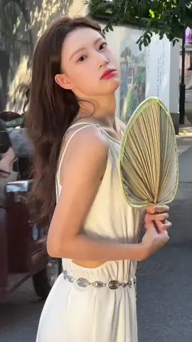 是南茜xiさん 抖音(Douyin)に219万人以上のファンを持つ、正統派美人モデルです。 主に国風大典や漢服ショーのモデルとして中国の伝統衣装である漢服を着こなす美女として人気のアーティストで、多くのネットユーザーに高い人気を誇ります。 #是南茜xi  #美人  #美女  #いさ 