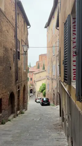 İtalya ve aşık olduğum ara sokakları 🫠❤️🇮🇹                                         #italy #italya #seyahatblog #seyahat #pinterestaesthetic #pinterestinspired 