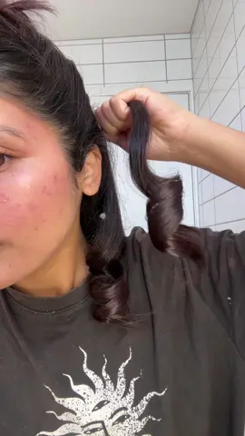 This way is more difficult than I imagined but it turned out perfect😮 #haircurl #curl #hairstyle #hairstyle #hairtok #hairtutorial #straighteninghair #flatironcurls 