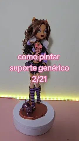 ⚠️obs: eu testei somente esse verniz e deu certo!! não sei se outras marcas e outros vernizes funcionam, mas acho que apenas os foscos servem como primer (passar antes da tinta) e verniz (depois da tinta). vou testar mais marcas (mais baratas) e trago uma atualização <3 • suporte para monster high #monsterhigh #suporte #doll #dollcustom #customdoll #art 