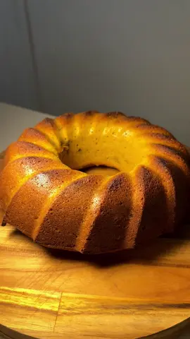 A responder a @May bolo de cenoura  versão mais saudável  me conta oq vc achou ❤️✨ Ingredientes: •3 ovos •2 xic de cenoura picada - 240g ou 2 cenouras médias  •1 xic de farinha aveia -90g  •1 xic de farinha de trigo - 90g •1 e 1/2 xic de cenoura - 240g •1/2 xic de azeite - 60ml  •1 xícara de açúcar mascavo - 80g  •1 barra de chocolate amargo ou da sua preferência  •1 colher de sopa de fermento  *xícara utilizada possui 150ml  Preparo: •no liquidificador coloque os ovos, a cenoura picada, o azeite e o açúcar e bata até triturar bem a cenoura. •em outro recipiente peneire a farinha de trigo e a farinha de aveia. •junte os dois preparos e misture bem. •adicione o fermento e o chocolate picado e misture rapidamente. •asse a 220 graus por 30min ou até dourar. #receitas #bolodecenoura #saudavel