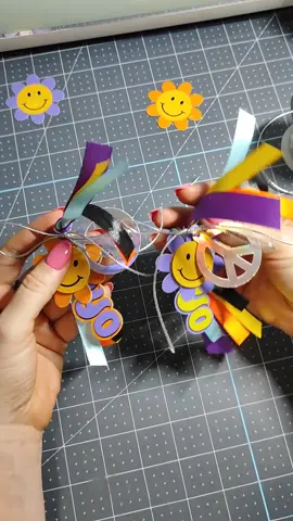 Tags divertidos y coloridos una opción simple y rápida para decorar tus piezas  #60s #papayacreativa #creativepaper #papeleriacreativa #creativedesign 