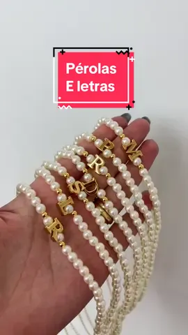 Pérolas estão na moda. Colar com letras também super em alta! Que tal juntar os dois? Olha que coisa mais linda que estão essas chockers #lojadeacessórios #acessoriosfemininos #colarcomletra #colarperolas #perolas #inicial #letrainicial #pingentes 
