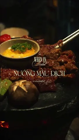 ✨CỬA HÀNG NƯỚNG MẬU DỊCH✨ 📍28B Trần Hưng Đạo, Phường 10, Đà Lạt ---------------------- Tiệm nướng mình vô tình biết được khi tìm chỗ ăn tối ở Đà Lạt, thấy hot nên mình đi với tâm thế trải nghiệm thoi không expect quá nhìu nhưng mà thực sự khá hài lòng. Vì quán khá đông nên chỉ nhận đặt bàn qua sđt thui, không đặt bàn trước sẽ không dc vào hoặc sẽ phải ngồi chờ khá lâu, mặc dù có rất nhiều bàn nhưng lúc nào cũng full lun ấy 😵‍💫 các bạn staff cũng rất nhiệt tình hỗ trợ và có bàn cho mình rất đúng giờ.  Về đồ ăn thì mình thấy khá hợp lý, combo cho 4 người ăn khá to khoảng 500 mấy gồm nai, heo, bò. Do mình đi nhiều người nên gọi cũng khá nhìu, có cả hải sản bạch buộc và tôm nữa, rồi còn món cơm chiên mắm ruốc cũng khá lạ và bắt miệng. Các món nướng hầu như món nào cũng mềm, ngon, đậm vị, must try là bò chấm sốt phô mai nha các mom ơi 🤤  TIKTOK #fypシ #saigon #foodbyphuc #foodphotography #vietnam #dalat 