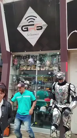Chico bailarín final de robot inesperado 🤖🦾😎😁#robot#dancing#baile#popping#artstreet#arteurbano