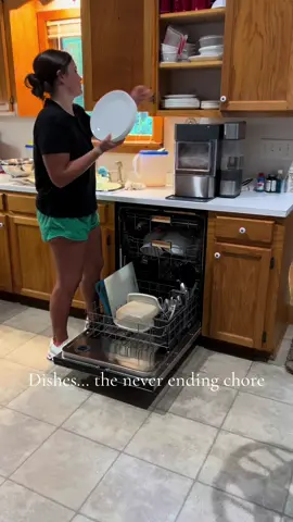 I swear me and my mom both do the dishes twice a day… #heygals #collegestudent #sahd #tuesdaymorning #tuesday #dishes #dishesfordays 