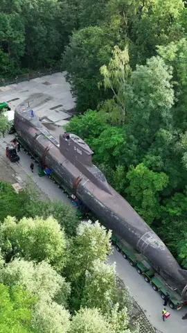 Was für ein grandioser Moment!  Der Roll-on des U-Bootes U17 auf den Ponton ist vollbracht: U17 wurde präzise und sicher auf den Ponton manövriert. Damit ist ein weiterer Meilenstein des vierwöchigen U17-Transports vom Technik Museum Speyer ins Technik Museum Sinsheim geschafft!  Doch damit nicht genug! Nun stehen noch so manche Sicherungs- und Befestigungsarbeiten an, bevor der Schubverband am Freitag, den 5. Juli, über den Rhein Richtung Mannheim startet und dort auch das erste Mal auf dem Ponton gedreht wird. #technikmuseen_sinsheimspeyer #fürfansvonfans #schwertransport #u17 #u17sinshein #uboot #rollon 