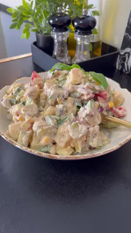 Selam canlar ❤️ Çok lezzetli bir patates salatası tarifi ile geldim 🥗 • 🥗malzemeler: 4 adet büyük patates  3 adet yeşil soğan 10 adet minik domates  1 adet kırmızı aoğan 1 minik kutu mısır 4 adet salatalık turşu 1 adet salatalık  🥗sos için: 1 kase yoğurt  200 gr ekşi krema 1 paket salata baharatı 1 diş sarımsak  1 yemek kaşığı hardal 1 yemek kaşığı ketçap 🥗yapılışı: Patatesleri haşlıyalım, haşlansıktam sonra diğer malzemeler ile bir tabağa alalım. Sos için tüm malzemeleri karıştıralım. Salatanın üzerine döküp karıştıralım. Afiyet olsun 😍 • • Hallo meine Lieben ❤️ Probiert diesen Kartoffel Salat unbedingt aus 😍 • 🥗Rezept: 4 große Kartoffeln  3 Lauchzwiebeln 1 rotes Zwiebel  3 Saure Gurken 10 Cherrytomaten  1 Gurke 1 kleine Konserve Mais 🥗für die Soße: 150 gr Joghurt  200 gr Schmand 1 Esslöffel Senf 1 Esslöffel Ketchup  1 Salatfix 1 Knoblauchzehe  🥗Zubereitung: Zuerst die Kartoffeln kochen, danach klein schneiden und zu den restlichen Zutaten geben. Für die Soße alle Zutaten miteinander mischen. Auf den Salat geben. Miteinander mischen. Guten Appetit 😍 • • #salad #salata #fresh #Foodie #food #goodfood #nefis #yemek #delicious #inspo #blog #blogger #salade #yummy #yum #goviral #viral 