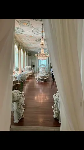 Exquisite and Classy decor #bridgertondecor #bridgerton #shaadiseason #shaadi #desiweddings #atlantadecorator #atlantaevents 