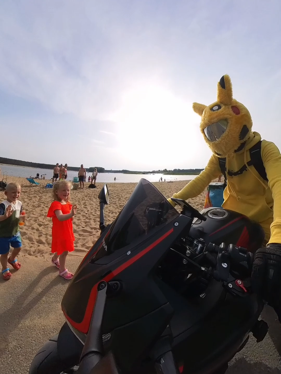 Wakacyjne uśmiechy z Pikachu i Sonic. #pokemon #pikachu #wakacje #sielpia #kids #dlaciebie #motocykl #rozrywka #foryou #viraltiktok @_wiktoreku_
