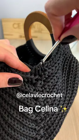 Videoaulas avulsas liberadas no link da bio📍Bag Celina com alça em madeira✨ Quer aprender modelos exclusivos e encantar suas clientes? Acesse o link na bio e se inscreva no teu curso preferido. Cursos em videoaulas 100% on-line, pra vc assistir quantas vezes quiser e a hora preferir. Super bem explicadas, ponto a ponto, além de lista completa de materiais com fornecedores (pra vc saber onde encontrar os melhores materiais do mercado). O acesso é por 2 anos a partir da data da compra pelo seu e-mail de cadastro e tb pelo App da plataforma Hotmart.  Vem crochetar comigo e se destacar no mundo do artesanato de luxo 🙌🏻 Se preferir comenta aqui ou me chama no direct que lhe envio mais informações. Quer uma lindeza dessas pra chamar de sua? Catálogo completo das Bags Ce la vie disponível no link da bio. Atendimento via WhatsApp (botão de acesso no perfil). Envio para todo o Brasil. #bolsadecroche #bag #bolsaexclusiva #bagdesigner #bagdecroche #modaartesanal #bolsadamoda #artesanatodeluxo
