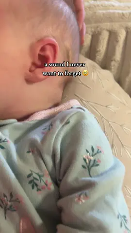 The little grab at the end 🥹😭😭 #breastfed #ebf #babysounds #babynoises #breastfeeding #fourmonthsold 