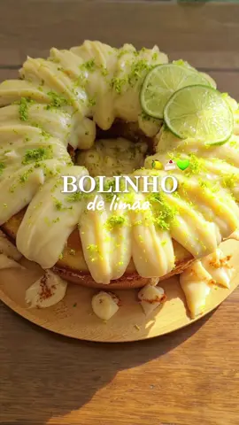 Fiz esse bolo de limão 🍋 🍰 para uma manhã especial de café nos meus pais 💚 E adivinhem? Finalmente acertei a receita e o bolo não saiu embatumado hahah Receita: - 3 ovos - 1 ¼ xícara de açúcar - ½ xícara de óleo - 1 xícara de leite - ½ xícara de suco de limão espremido - 2 ½ xícaras de farinha de trigo - 1 colher de sopa de fermento em pó - gelatina de limão para dar cor, é opcional (coloco um pouco, não tudo) - raspas de limão  Cobertura: - 2 latas de leite condensado - 1 caixinha de creme de leite Leve à panela e mexe até chegar no ponto tipo brigadeiro (fogo baixo). Depois de esfriar, adicione o suco de 2 limões. #receitas #bolodelimao #brigadeiro #limao #bolo #bolofofinho #doce #sobremesa #cafedatarde #recetas #receitasimples #receitafacil #receitastiktok #cozinhando #aprendanotiktok #fyp #foryou #BakeWithMe #viral #Recipe #dessert 