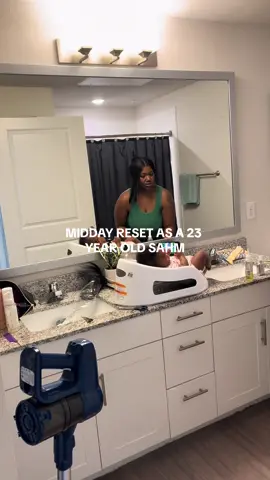 i wish i knew how easy clip in installs were yearsssss ago 😩🧎🏾‍♀️  #sahm #sahmlife #momtiktok #sahmhacks #blacksahm #blacksahmlife #momtoo #blacksahmlife #clipinhairextensions #blackgirltiktokers🤎 #youngmom #momoftiktok #relatablesahm 