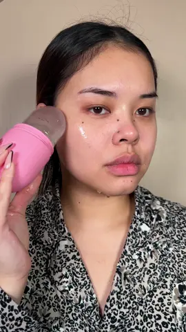 Here are the benefits of ice facial in the morning @glowcubeofficial 🧊🧖🏻‍♀️ •soothe or reduce swelling/inflammation  •helps to tighten and shrink pores •contours and lift the skin  •eliminates puffiness •boost skin glow  #amazon #amazonmusthaves #routine #morningroutine #skincare #skinroutine #SkinCare101 