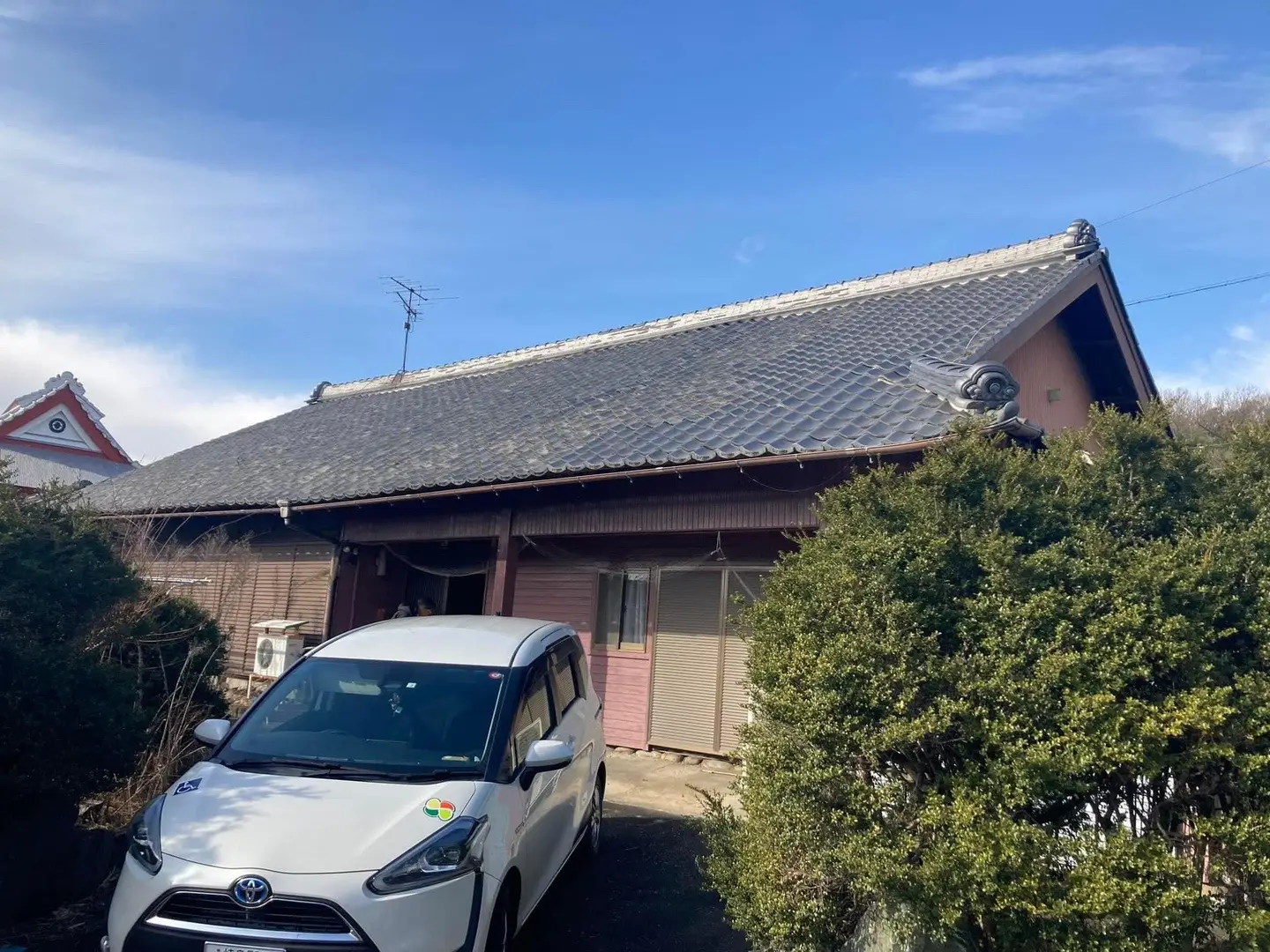 【築140年の古民家空き家の相談】 岐阜県各務原市の空き家バンクへの登録を前提とした空き家相談が市役所の担当者から依頼があり、所有者とアポを取り現地でお会いしました。 お婆様が所有の空き家でしたが、相続されたとの事でご高齢の娘さんとご主人と面談し、いろいろとお話を伺いました。 お仏壇にはご先祖様がお祀りしてありますが、位牌を含めて家財の撤去や活用方法などどうしたら良いのか悩んでおられました。 ご高齢なので草刈りや片付けなど出来ずに時間だけが経過している様です。 まずはお寺さんにご相談して仏壇の生抜きをされればお仏壇を引き取る業者があることをお知らせし、家財の片付けもお手伝いして市の処分場へ運搬するなど一緒に片付けしましょうと重い腰を上げていただく様に促しました。 築140年という古民家なので、太い柱や刺鴨居などもありますが、航空自衛隊岐阜基地が近く防音工事で天井が防音施工されており、古い天井が見えなくなっているのが残念ですね。 敷地は広いですが三角形で死地が多く、ブロック塀など解体して駐車場を広くすると使い易いと思います。 それらの工事への投資も必要ですので、今後の空き家活用について所有者様をサポートしていきたいと思います。 #岐阜県各務原市 #空き家バンク登録 #空き家相談 #相続空き家 #仏壇生抜き #家財撤去 #古民家 #防音施工 #空き家活用