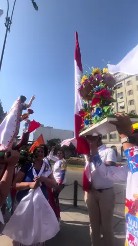 San Juan Bautista Lima Por acá, te sigo contando las cosas maravillosas que pasaron en este encuentro. Aquí como organización se estaba recibiendo a @Tambor Ritmo y Canto quienes llegan siempre como buenos parranderos viven rindiéndole tributos a San Juan. Aquí reina el amor y la hermandad, este encuentro fue enormemente emotivo 🥰🪘 #SanJuanBautistaLima2024 #sanjuanbautistalima #SanJuanerosEnLima #tamborVenezolano #tamboressanjuan🇻🇪 