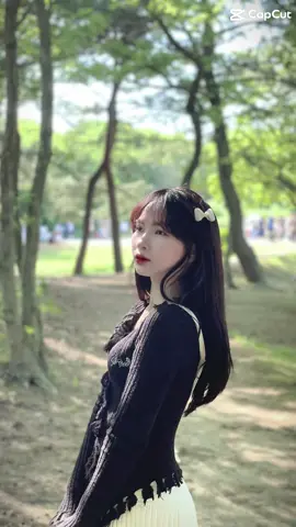 Khi người ta còn trẻ , họ có muôn vàn quy chuẩn trong tình yêu. Nhưng sau cùng , em sẽ gật đầu với một người đơn giản khi họ nói “ trời tối rồi , anh đón em về “ #xuhuongtiktok #lonely 🖤