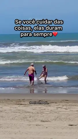 É uma delicia ver os dois brincando alegremente na praia: Repost @escrevinaareia_ Visite o www.50emais.com.br - site feito para você que passou dos 50anos: Vida Adulta Inteligente #site50emais #50emais #brincadeira #velhos #idosos #brincando #alegremente #praia #envelhecimento #amor #site50emais #50emais