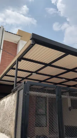 Kanopi alderon single layer jenis RS Roma. 1. Kuat dan kokoh  2. Tahan lama serta warna tidak mudah luntur  3. Ringan sehingga mudah diangkat ketika pemasangan  4. Tidak berkarat, anti korosi, cocok untuk pemakaian di daerah pantai  5. Otomatis padam jika terbakar  6. Mudah difabrikasi, dipotong dan dilubangi  7. Tahan bahan kimia, dapat digunakan pada atap pabrik kimia #alderon #kanopialderon ##kanopialderonrs##kanopibandung##kanopijakarta##kanopigarasi##kanopibalkon##kanopiminimalis##kanopikaca##kanopibajaringan##kanopimurah