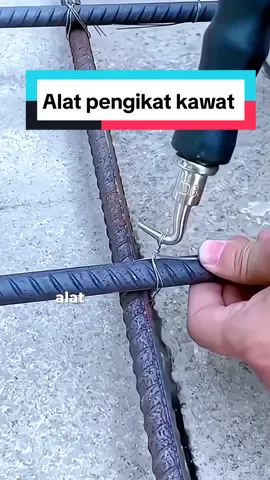 Dengan alat pengikat kawat bendrat besi, pekerjaan konstruksi menjadi lebih cepat dan efisien #AlatPengikatKawat #BendratBesi #PeralatanKonstruksi #DIYProjects #ProyekBangunan 
