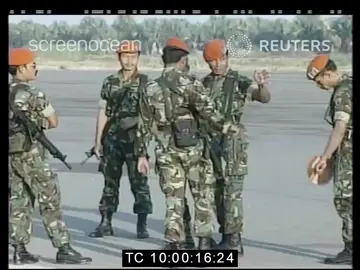 Tentara Australia tiba di Timor Leste dalam misi perdamaian Dili - Timor Leste, 20 September 1999 #berita #tentaraindonesia #tentaraaustralia #perdamain #sejarahindonesia #fyp #reuter 