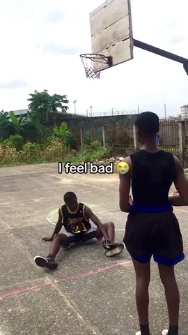 Someone find out who this is so we can send him some kicks 😔 #basketball #anklebreaker #shoutoutot (via @ID Shooter) 